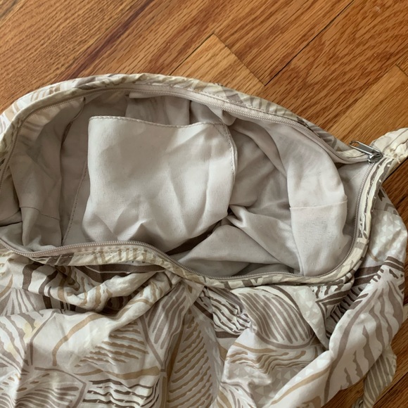 Old Navy Botanical Zip Crossbody Bag - Picture 4 of 4